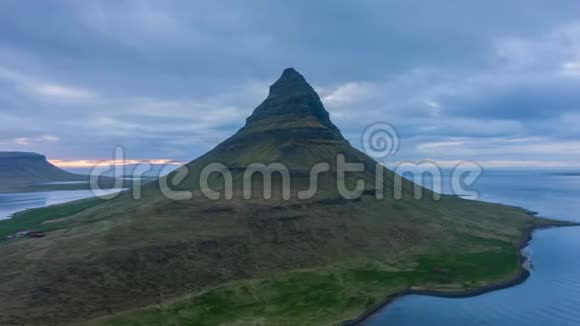 夏季傍晚的柯克朱费尔山冰岛鸟瞰图视频的预览图
