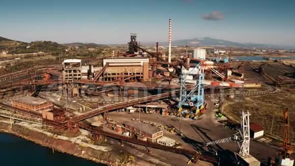 意大利Piombino附近的老工业设施的空中拍摄视频的预览图