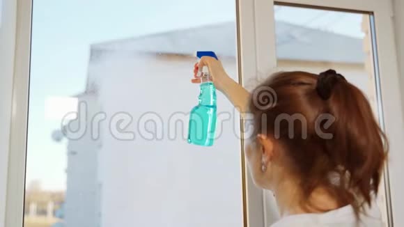 女人喷窗户清洁剂那个女孩在家洗窗户视频的预览图