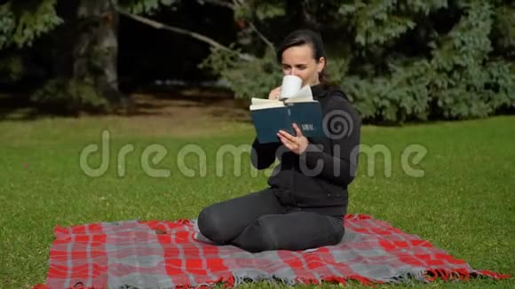 女人在公园看书喝茶视频的预览图