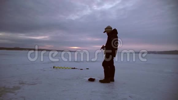 黄昏时分垂钓者在日落时钓到梭子鱼视频的预览图