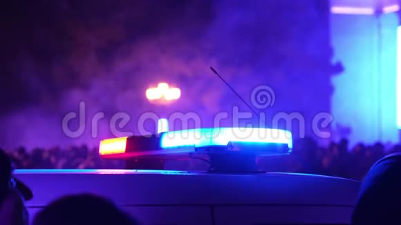 警车上闪烁的红蓝灯视频的预览图