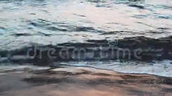 日落时海滩上的海浪阳光反射在水面上美丽的黄昏自然海洋背景视频的预览图