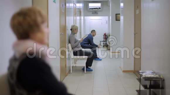 在医院里两个医生在大厅里走视频的预览图