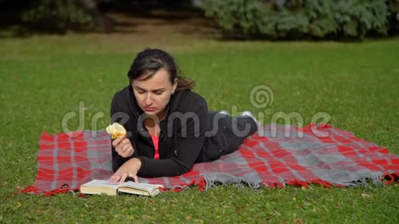 女人看书吃苹果视频的预览图