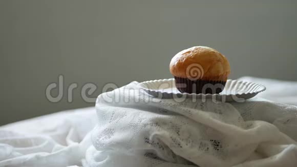纸盘里的一个杯子面包在蓬松的白色布上旋转视频的预览图