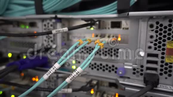 服务器机架背景上的光纤电缆用手射击有振动视频的预览图
