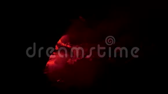 一个人的轮廓在一个地下废弃的地下室与燃烧的红色信号耀斑库存录像蹲在前面的男人视频的预览图