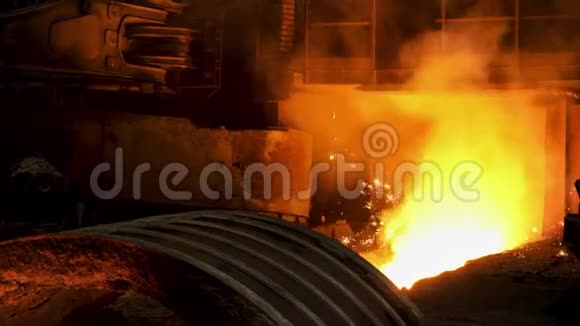 密切关注冶金厂高炉生产重工业概念库存录像工业视频的预览图