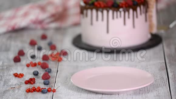 牛奶女孩蛋糕切片上面有浆果视频的预览图