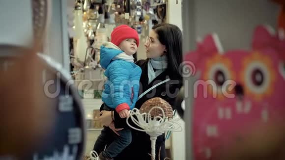 在商店里母亲抱着一个小儿子视频的预览图