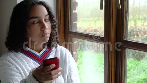 非洲裔美国少女年轻女性使用手机或智能手机社交媒体视频的预览图