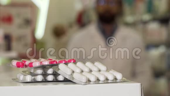 柜台上有水泡的药片药剂师检查药包的背面视频的预览图