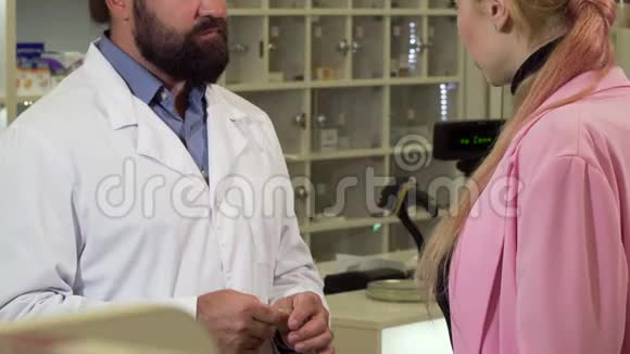 无法辨认的药剂师给顾客带药的购物袋视频的预览图