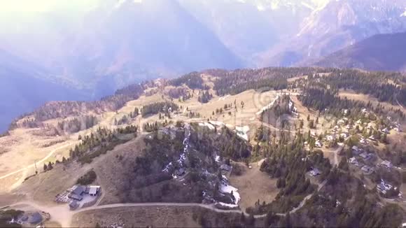 从后面飞起美丽的维利卡平原里面满是云杉小房子和山空中飞行视频的预览图