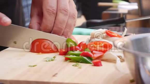 男人露天厨房里切蔬菜和青菜女人用刀子做饭一步一步视频的预览图