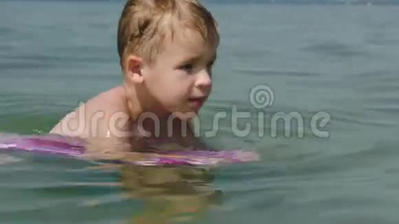 小男孩想在海里游泳视频的预览图