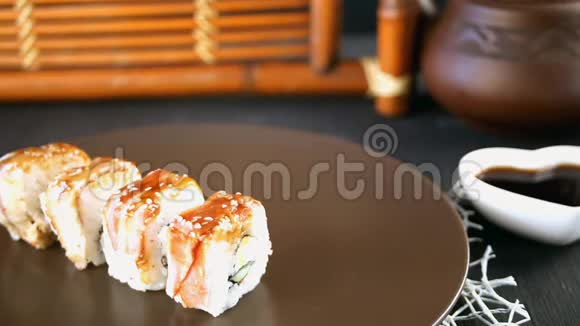 女人吃日本菜用木棍取成熟卷蘸酱油视频的预览图