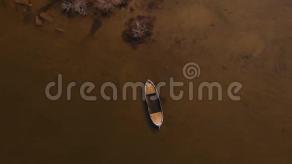 土耳其艾丁巴法湖空中景观船捕鱼顶部视频的预览图