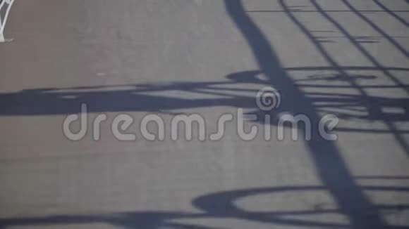路上自行车的影子视频的预览图