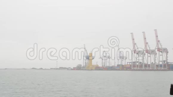 港口工人戴头盔受到欢迎海运视频的预览图