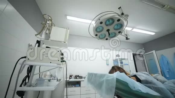 病人躺在外科手术室的病床上视频的预览图