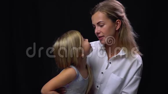 女儿坐在母亲的腿上做鬼脸视频的预览图