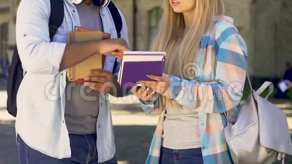 两个学生站在一起男生向女生大四学生和大一学生讲解视频的预览图