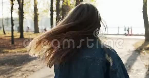 跟着我年轻快乐的女孩跑着让你在秋黄公园跟着她年轻漂亮的女人视频的预览图