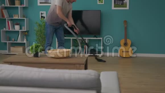 年轻人用吸尘器打扫房子视频的预览图