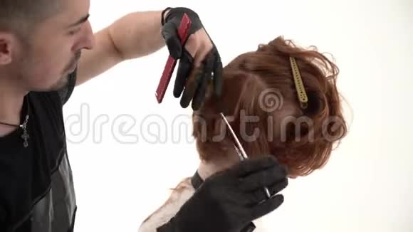 著名的理发师剪了一个可爱的男人和红头发视频的预览图