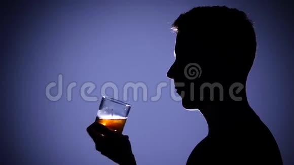 人抑郁饮酒蓝色关门视频的预览图