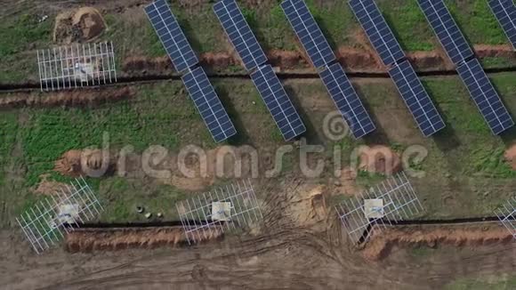 新太阳能发电站的工作地点空中视频的预览图