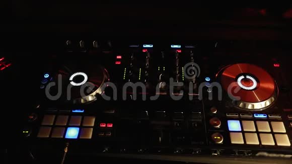 DJ转盘控制台调音台控制与两只手在音乐会夜总会舞台视频的预览图