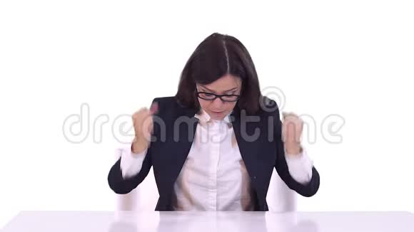 女商人坐在工作桌前尖叫张开双臂她戴着眼镜视频的预览图