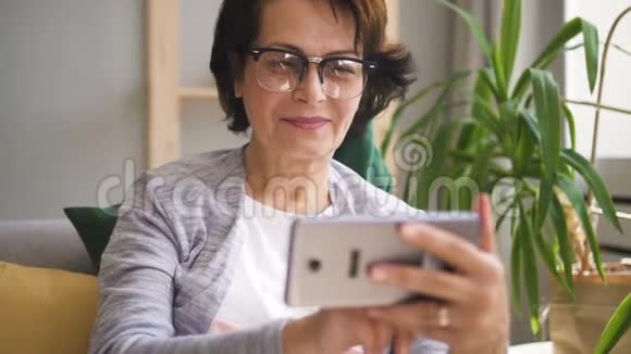 戴眼镜的成熟女人棕色头发有视频视频的预览图