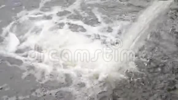 工业水流流入河流视频的预览图