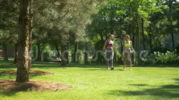 有运动垫的运动女性去健身视频的预览图
