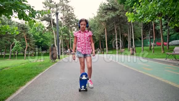年轻可爱的女孩在公园里溜冰视频的预览图
