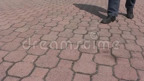 夏天在公园里散步的一个男人在鞋上系鞋带视频的预览图