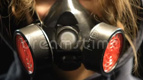 戴呼吸器的妇女脸上闪着光气体流出生物武器视频的预览图