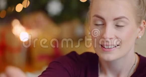 微笑的年轻女人看着斯巴格勒视频的预览图