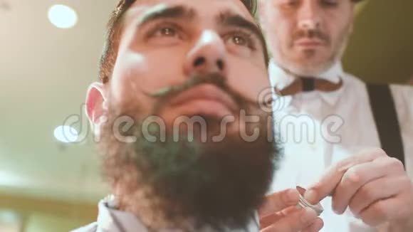 职业障碍他的胡子卷发给客户视频的预览图