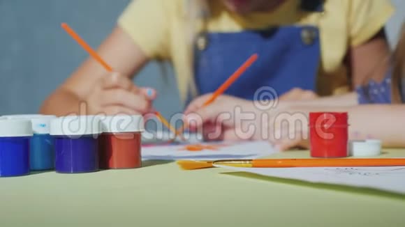 孩子们用水彩刷油漆视频的预览图