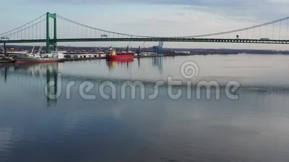 空中视频在特拉华河上低飞飞向费城沃尔特惠特曼大桥视频的预览图
