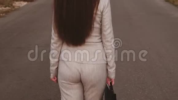 性感的商务女性长腿走在路上特写镜头女商人带着一个黑人走在路上视频的预览图