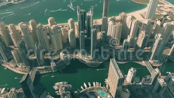 阿联酋迪拜码头和棕榈岛的鸟瞰图视频的预览图