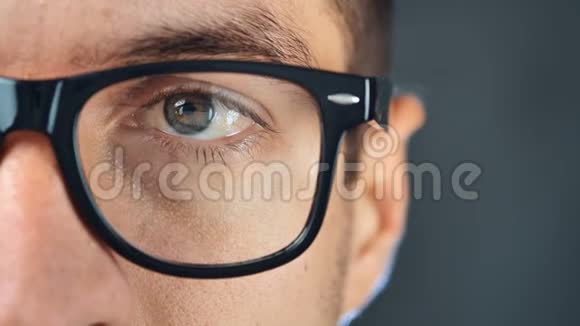 戴眼镜的人的大眼睛密切注意商人或戴眼镜的学生视频的预览图