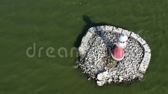 美丽的灯塔和海水泻湖海浪空中视频的预览图