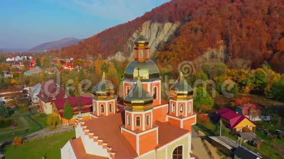 喀尔巴阡山脉亚勒姆切带镀金圆顶东正教教堂的4K无人机视频视频的预览图